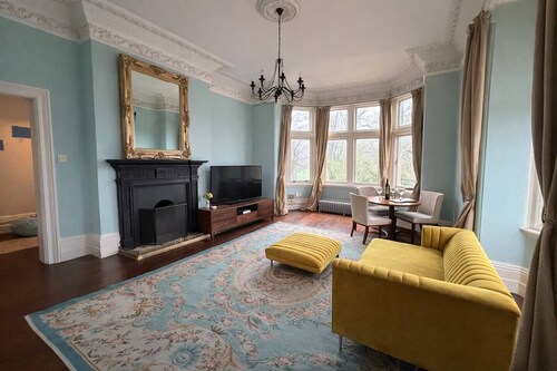 Elegant Period Flat • Racecourse Views • Free Parking • Self-Check-In