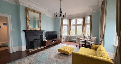 Elegant Period Flat • Racecourse Views • Free Parking • Self-Check-In