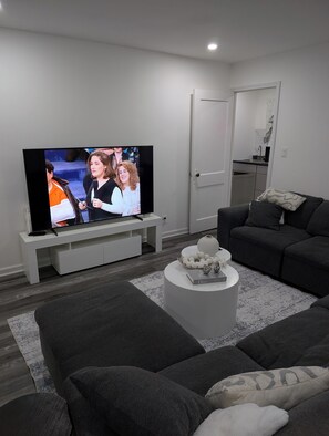 Smart TV - Cozy two bedroom penthouse apartment minutes away from EWR Airport (Newark)