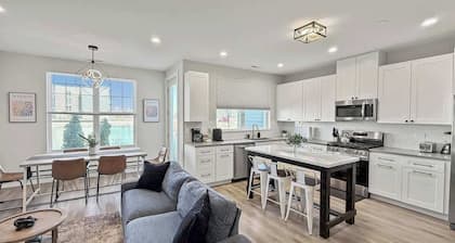 Furnished 4BR Townhome Pickleball Court & Garage