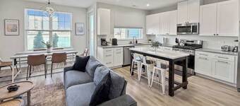 Furnished 4BR Townhome Pickleball Court & Garage
