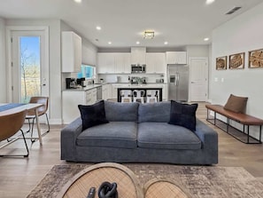 Living area - Furnished 4BR Townhome Pickleball Court & Garage (Warrenville)