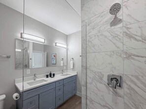 Dusche, Haartrockner, Shampoo