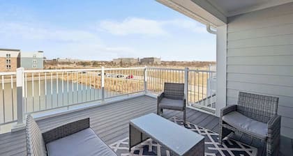 Furnished 4BR Townhome Pickleball Court & Garage