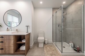 Shower, hair dryer, towels, soap - Nou Tremblant Chalet, Lac Labelle, and Private Beach (Labelle)