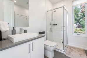 Shower, hair dryer, towels, soap - Nou Tremblant Chalet, Lac Labelle, and Private Beach (Labelle)