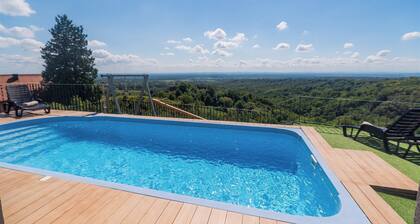 Villa in nature with jacuzzi, sauna, pool, barbecue, and entertainment amenities