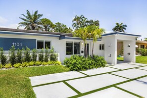 Exterior - Brand New Stunning Luxury Villa  Heated Pool Jacuzzi & Waterfall 5 min to Beach (Hollywood)