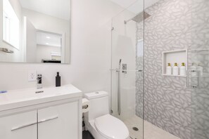 Dusche, Haartrockner, Handtücher, Seife