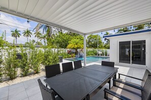 Outdoor dining - Brand New Stunning Luxury Villa  Heated Pool Jacuzzi & Waterfall 5 min to Beach (Hollywood)