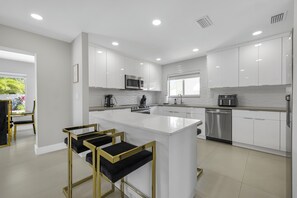 Private kitchen - Brand New Stunning Luxury Villa  Heated Pool Jacuzzi & Waterfall 5 min to Beach (Hollywood)