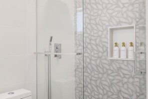 Dusche, Haartrockner, Handtücher, Seife