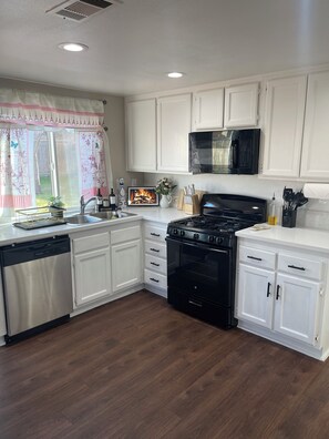 Fridge, microwave, oven, stovetop - Beautiful Home in Moreno Valley (Moreno Valley)