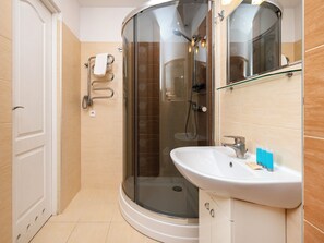 Shower, hair dryer, towels - Gdańska Homely Apartment (Łódź)