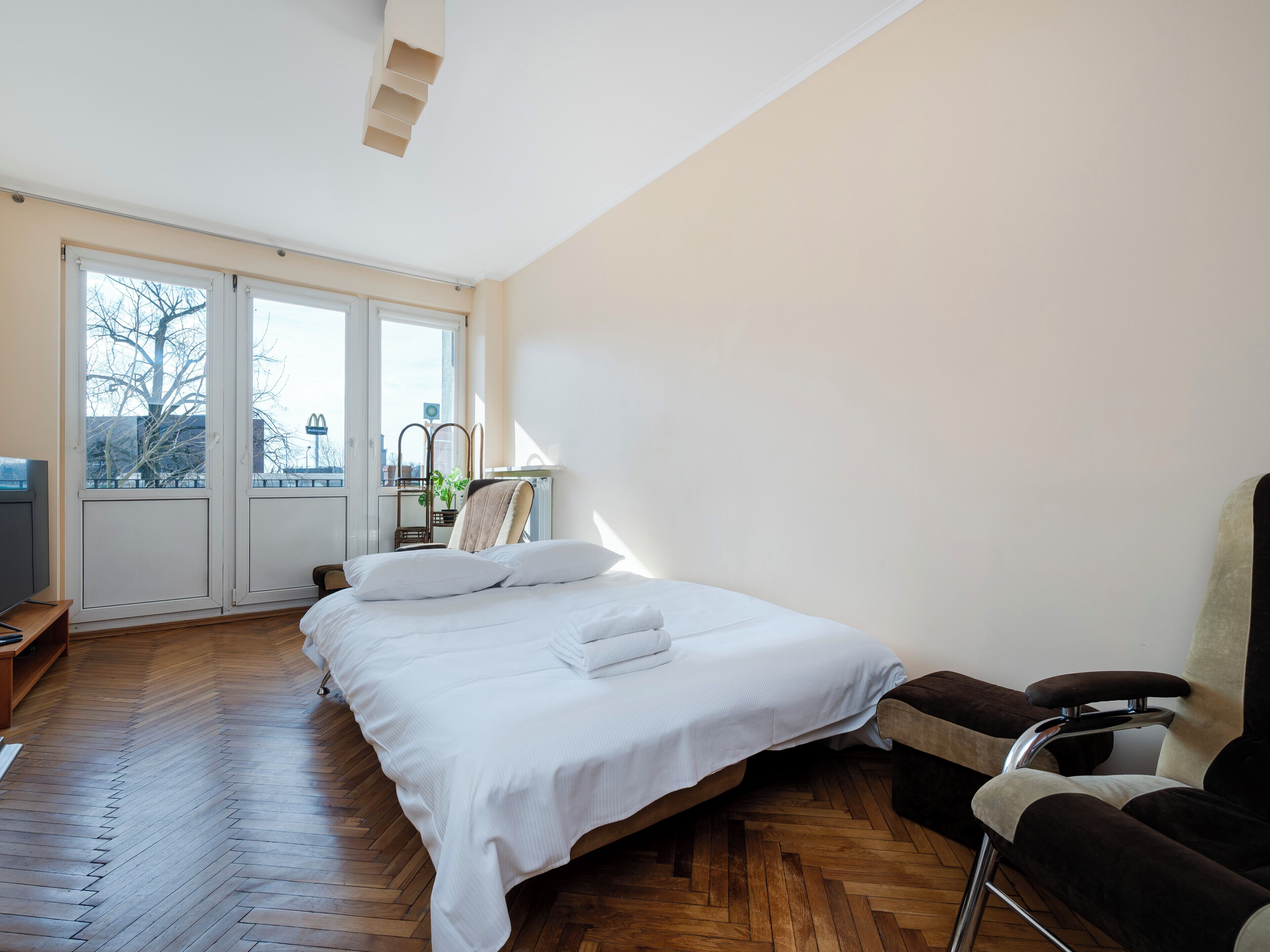 Iron/ironing board, WiFi, bed sheets