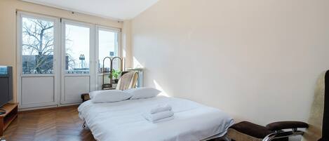 Iron/ironing board, WiFi, bed sheets