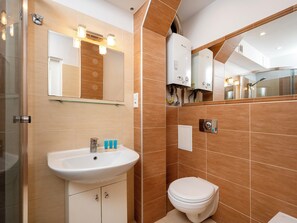 Shower, hair dryer, towels - Gdańska Homely Apartment (Łódź)