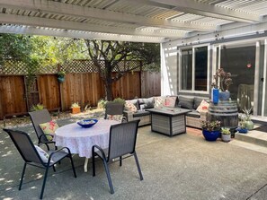 Outdoor dining - Delightful 3-bedroom house  in charming Sonoma central to everything (Sonoma)