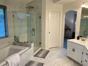 Hair dryer, towels, soap, toilet paper - Delightful 3-bedroom house  in charming Sonoma central to everything (Sonoma)