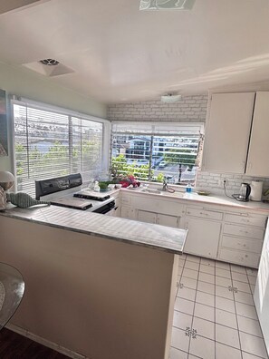 Private kitchen - Charming 2BR bungalow-Corona Del Mar in heart of Newport Beach (Newport Beach)