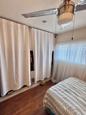 WiFi, bed sheets - Charming 2BR bungalow-Corona Del Mar in heart of Newport Beach (Newport Beach)