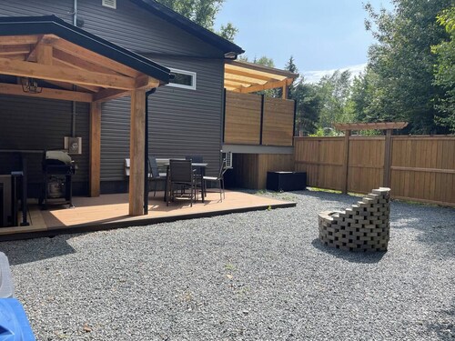 Cozy two-bedroom basement apartment equipped with a full kitchen! (Min 28 days)