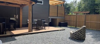 Cozy two-bedroom basement apartment equipped with a full kitchen! (Min 28 days)