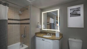 Jetted bath, hair dryer, towels, soap - Luxury 2-bedroom family apartment with AC in beautiful Myrtle Beach. (Myrtle Beach)