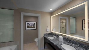 Jetted bath, hair dryer, towels, soap - Luxury 2-bedroom family apartment with AC in beautiful Myrtle Beach. (Myrtle Beach)