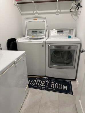 Interior - 3-bedroom house in lovely Princeton with cool AC (Princeton)