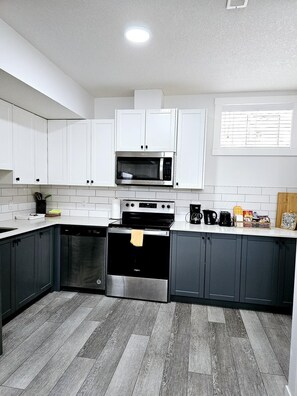 Microwave, oven, stovetop, dishwasher - Cozy Private 2-Bedroom Suite in NW Calgary — Near Shops & Easy Access to Banff (Calgary)