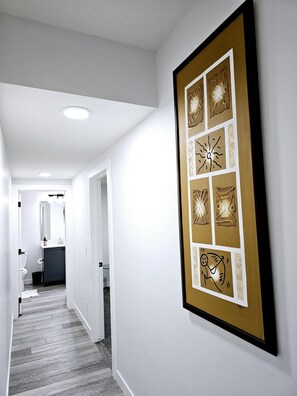 Interior - Cozy Private 2-Bedroom Suite in NW Calgary — Near Shops & Easy Access to Banff (Calgary)