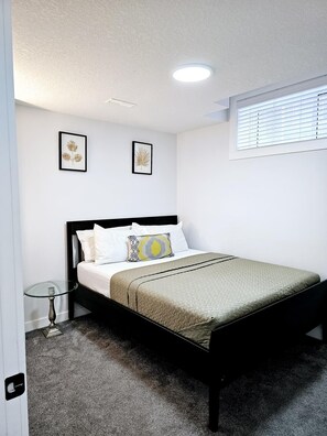 2 bedrooms, WiFi, bed sheets - Cozy Private 2-Bedroom Suite in NW Calgary — Near Shops & Easy Access to Banff (Calgary)