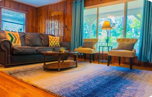 Bright Cali-King, Fast Wifi & Private Patio