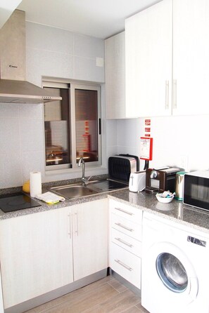 Fridge, microwave, oven, stovetop - Your Garden by the Beach (Gafanha da Nazaré)