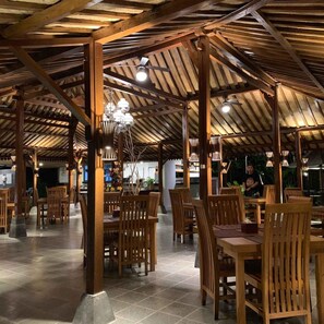 Outdoor dining - The Nalaya Hotel & Resto (Borobudur)