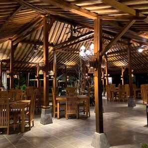 Outdoor dining - The Nalaya Hotel & Resto (Borobudur)