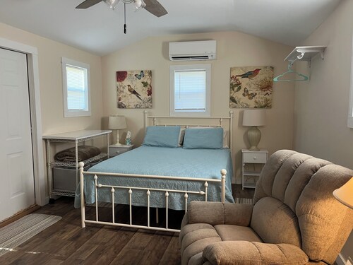 Cozy 1-bedroom private cabin in serene Raeford on historic working farm