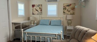 Cozy 1-bedroom private cabin in serene Raeford on historic working farm