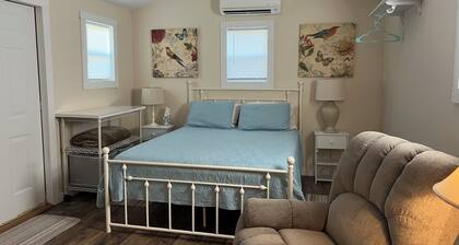 Cozy 1-bedroom private cabin in serene Raeford on historic working farm