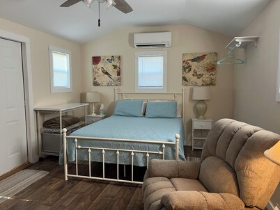 Cozy 1-bedroom private cabin in serene Raeford on historic working farm