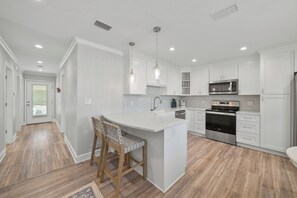 Fridge, microwave, oven, stovetop - Coastal Cabana Dog Friendly Near Beach Giant Games Near McGuire’s Irish Pub (Panama City Beach)