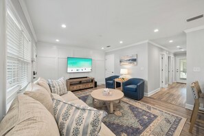 Smart TV - Coastal Cabana Dog Friendly Near Beach Giant Games Near McGuire’s Irish Pub (Panama City Beach)