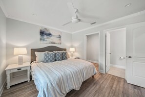 2 bedrooms, free WiFi, bed sheets - Coastal Cabana Dog Friendly Near Beach Giant Games Near McGuire’s Irish Pub (Panama City Beach)