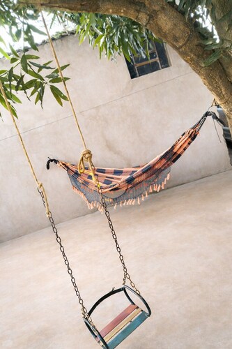 Spacious, tree-lined house with a hammock for relaxing. Playground, close to the airport.