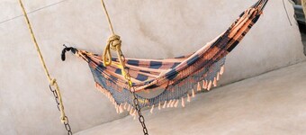 Spacious, tree-lined house with a hammock for relaxing. Playground, close to the airport.