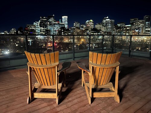 Kensington Stay, King Bed, Easy Parking and C-Train, 5-Stars!