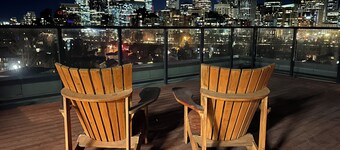 Kensington C-Train, King Bed, Rooftop Views, Walkable Neighbourhood, 5-Star Stay