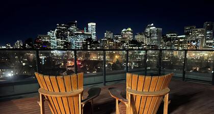 Kensington Stay, King Bed, Easy Parking and C-Train, 5-Stars!