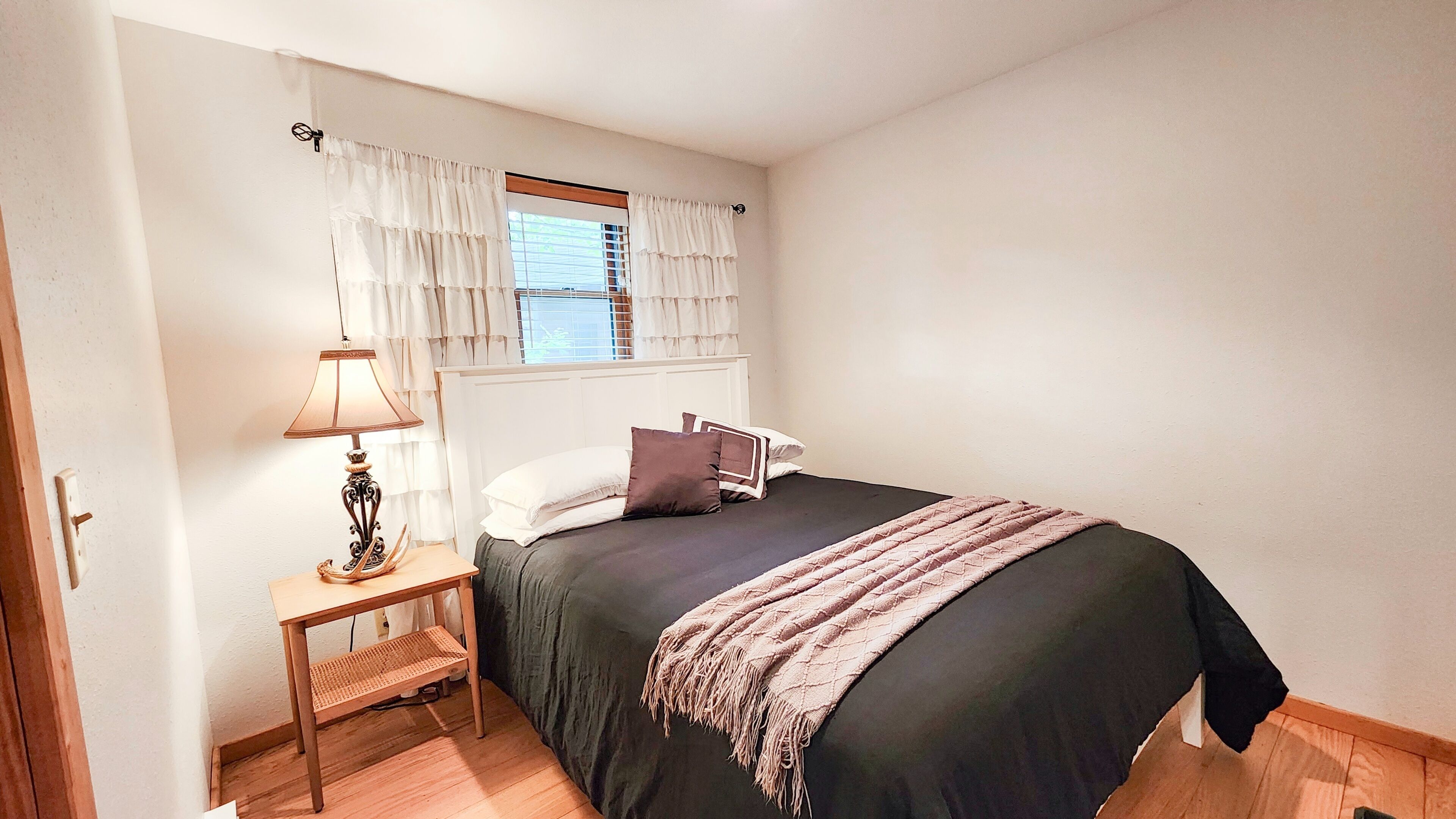 Iron/ironing board, bed sheets